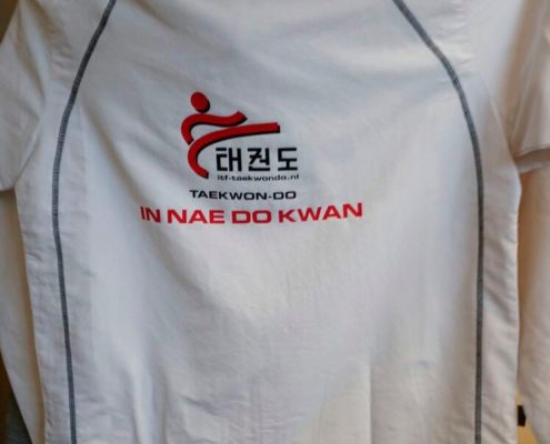 Dapco borduurt ook logo's op karatekleding. Hier In Nae Do Kwam